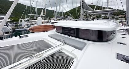 Caribbean Dream: Sun-soaked Sailing Adventure from Tortola, Islas Vírgenes Británicas