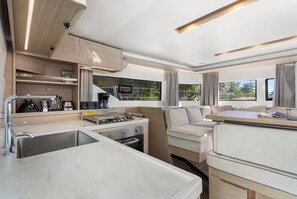 Private kitchen - Caribbean Dream: Sun-soaked Sailing Adventure from Tortola, Islas Vírgenes Británicas (Road Town)