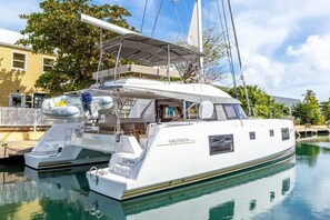 Marina - Caribbean Dream: Sun-soaked Sailing Adventure from Tortola, Islas Vírgenes Británicas (Road Town)