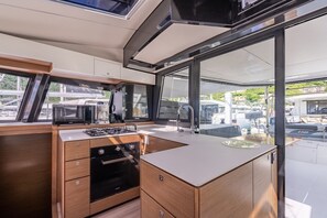 Private kitchen - Caribbean Dream: Sun-soaked Sailing Adventure from Tortola, Islas Vírgenes Británicas (Road Town)