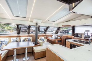 Private kitchen - Caribbean Dream: Sun-soaked Sailing Adventure from Tortola, Islas Vírgenes Británicas (Road Town)