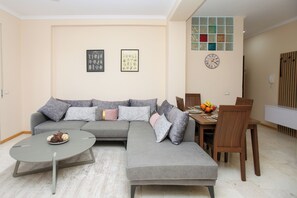 Family Apartment, Multiple Bedrooms, Mountainside (Vlora Sunset Apartment) | Living area - Vlora Sunset Apartment (Vlorë)