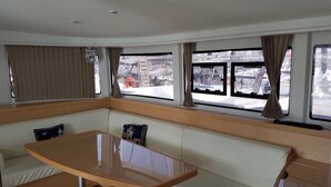 Un interior moderno con una mesa de madera y asientos blancos acolchados.