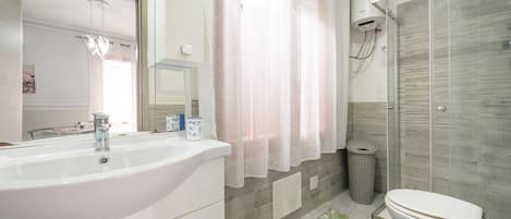Dusche, Haartrockner, Handtücher