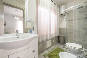 Shower, hair dryer, towels - Piccola Casa Melis – One-Bedroom Apartment (Capoterra)