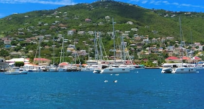 Sun-Kissed Sailing: A Caribbean Beach Experience from Islas Vírgenes de Estados Unidos, Santo Tomás