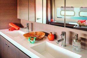 Bathroom - Caribbean Dream: Sun-soaked Sailing Adventure from Tortola, Islas Vírgenes Británicas (Road Town)