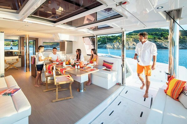 Outdoor dining - Caribbean Dream: Sun-soaked Sailing Adventure from Tortola, Islas Vírgenes Británicas (Road Town)