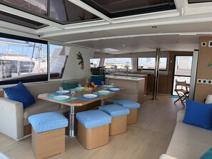 Ein modernes Interieur mit Essbereich, Sitzgelegenheiten und Blick auf den Hafen.