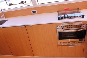 Private kitchen - Caribbean Dream: Sun-soaked Sailing Adventure from Tortola, Islas Vírgenes Británicas (Road Town)