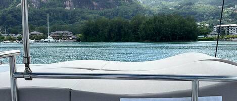 Un bote con vistas a un lago y montañas al fondo.