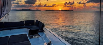 Caribbean Dream: Sun-soaked Sailing Adventure from Tortola, Islas Vírgenes Británicas
