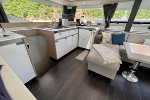 Interior - Caribbean Dream: Sun-soaked Sailing Adventure from Tortola, Islas Vírgenes Británicas (Road Town)