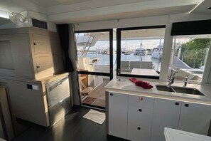 Interior - Caribbean Dream: Sun-soaked Sailing Adventure from Tortola, Islas Vírgenes Británicas (Road Town)