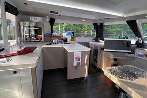 Een koelkast, een magnetron, een oven, een koffiezetapparaat/waterkoker