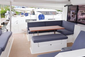 Outdoor dining - Caribbean Dream: Sun-soaked Sailing Adventure from Tortola, Islas Vírgenes Británicas (Road Town)