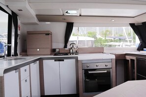 Private kitchen - Caribbean Dream: Sun-soaked Sailing Adventure from Tortola, Islas Vírgenes Británicas (Road Town)