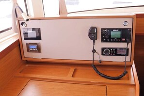 Ein Bedienfeld mit Telefon, digitalem Display und Fernbedienung.