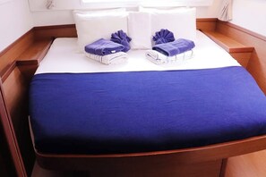 4 bedrooms, in-room safe, iron/ironing board - Caribbean Dream: Sun-soaked Sailing Adventure from Tortola, Islas Vírgenes Británicas (Road Town)