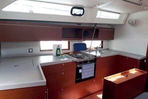 Private kitchen - Sun-Kissed Sailing Adventure in the Saronic Islands (Elliniko)