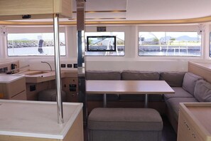 Ein modernes Interieur mit Essbereich, Sitzgelegenheiten und Blick auf das Wasser.