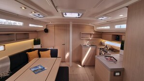 Un interior funcional con comedor, kitchenette y zona de estar.