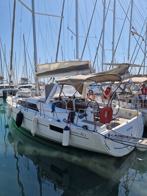 Marina - Sun-Kissed Sailing Adventure in Islas Sarónicas (Alimos)
