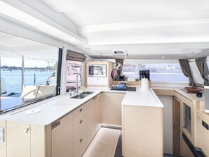 Private kitchen - Caribbean Dream: Sun-soaked Sailing Adventure from Tortola, Islas Vírgenes Británicas (Road Town)