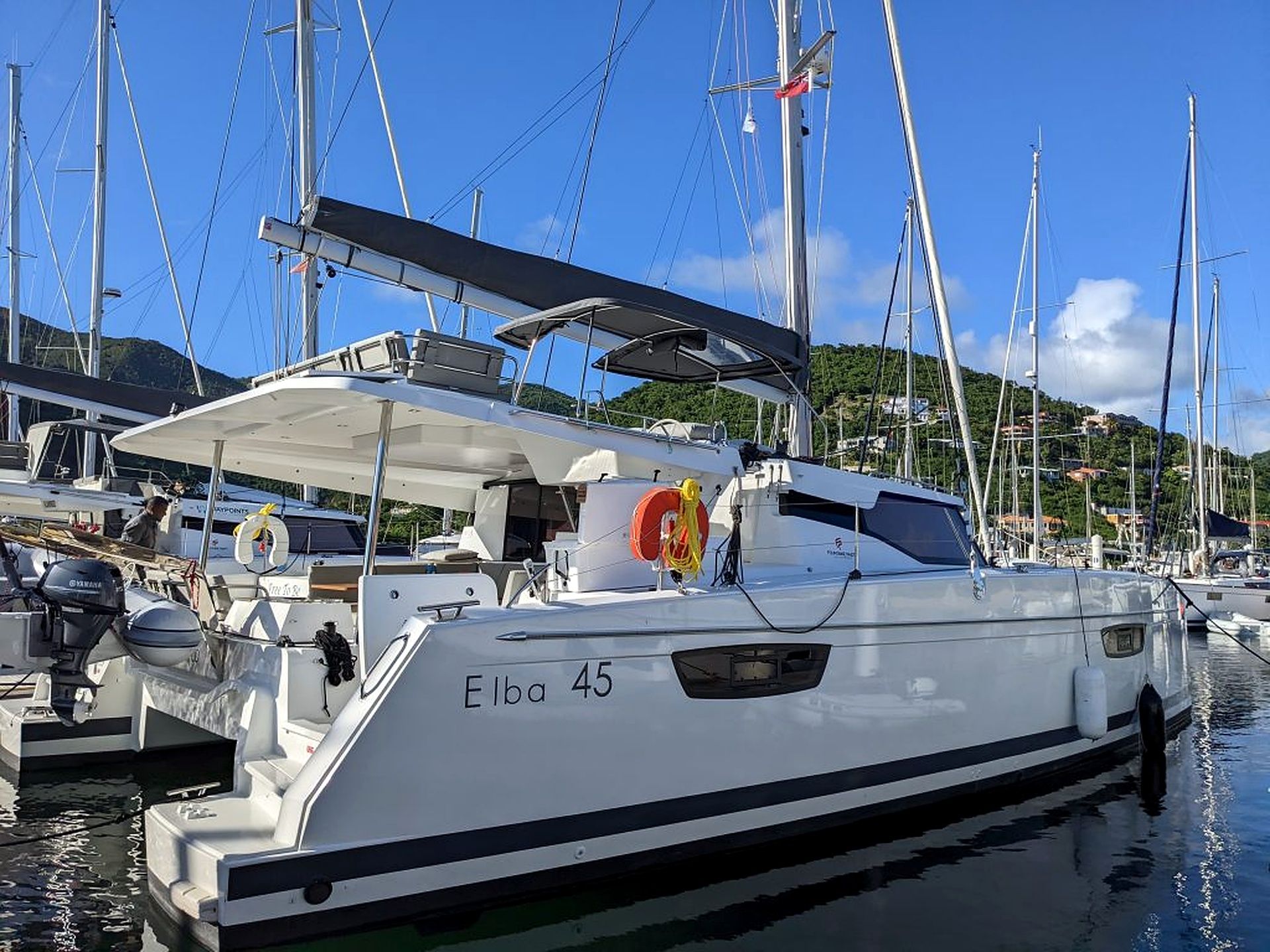 Un puerto deportivo con varios veleros amarrados, incluyendo uno llamado 'Elba 45'.