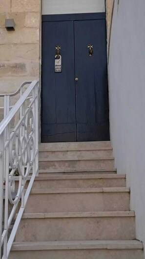 Exterior detail - Charm, and comfort come together in a beautifully restored 400-year-old House. (Hall Tarxien)