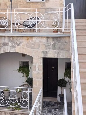 Exterior detail - Charm, and comfort come together in a beautifully restored 400-year-old House. (Hall Tarxien)