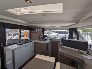 Private kitchen - Caribbean Dream: Sun-soaked Sailing Adventure from Tortola, Islas Vírgenes Británicas (Road Town)