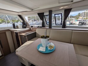 Dining - Caribbean Dream: Sun-soaked Sailing Adventure from Tortola, Islas Vírgenes Británicas (Road Town)