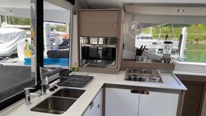 Private kitchen - Caribbean Dream: Sun-soaked Sailing Adventure from Tortola, Islas Vírgenes Británicas (Road Town)