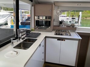 Private kitchen - Caribbean Dream: Sun-soaked Sailing Adventure from Tortola, Islas Vírgenes Británicas (Road Town)