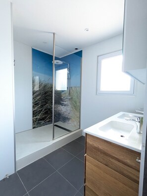Eco-friendly toiletries, hair dryer, towels, soap - Porte Bleue - perfect for group holidays or wedding guests (Eymet)