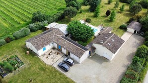 A residential property with a large house, two cars, a swimming pool, and a vineyard in the background. - Porte Bleue - perfect for group holidays or wedding guests (Eymet)