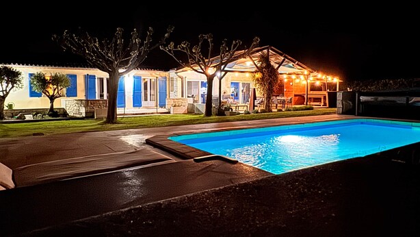 A swimming pool with a house in the background. - Porte Bleue - perfect for group holidays or wedding guests (Eymet)