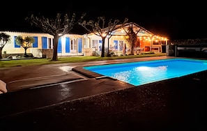 Ein Schwimmbad mit einem Haus im Hintergrund.