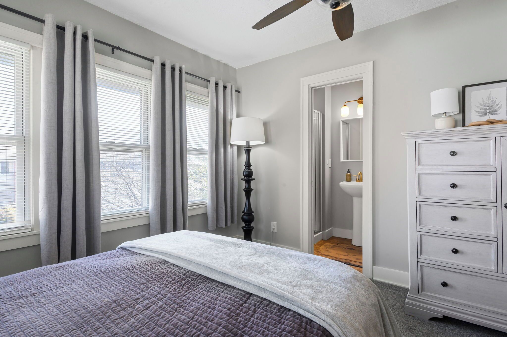 5 habitaciones, escritorio, tabla de planchar con plancha y wifi gratis 