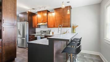 Cafetera y tetera, refrigerador, microondas y horno