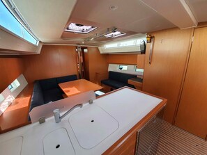 Interior - Sun-Kissed Sailing Adventure in Islas Sarónicas (Alimos)