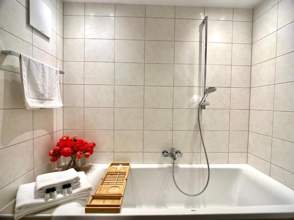Combined shower/tub, hair dryer, towels, soap