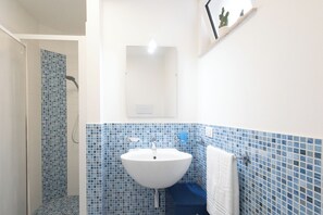 Shower, hair dryer, bidet, towels - Caren House 100m from the beach (Marina di Ragusa)
