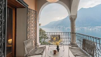 Villa (5 Bedrooms) | Lake view