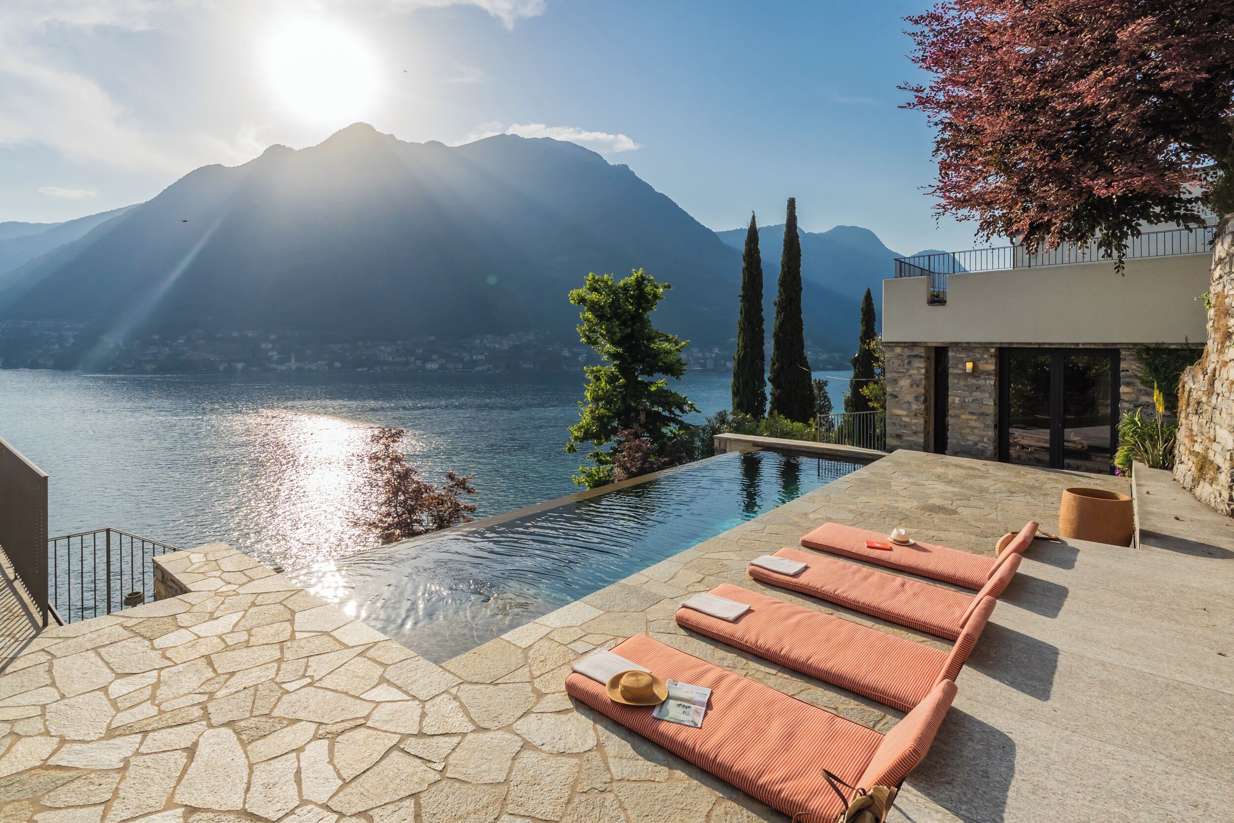 Piscina all'aperto, lettini