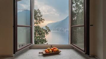 Villa (5 Bedrooms) | Lake view