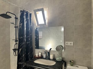 Regadera, secadora de cabello, toallas, jabón 