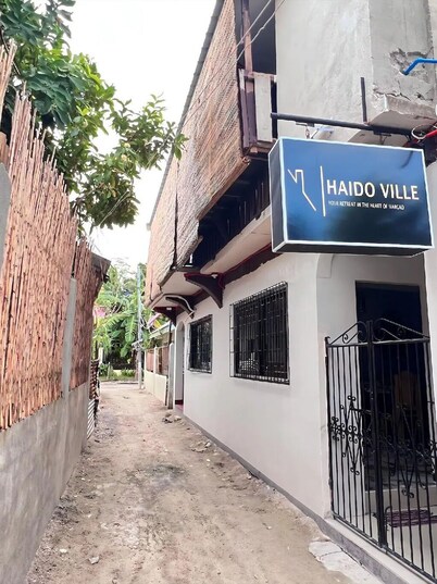 Tropical 5-Bedroom Suites Near Beach in General Luna