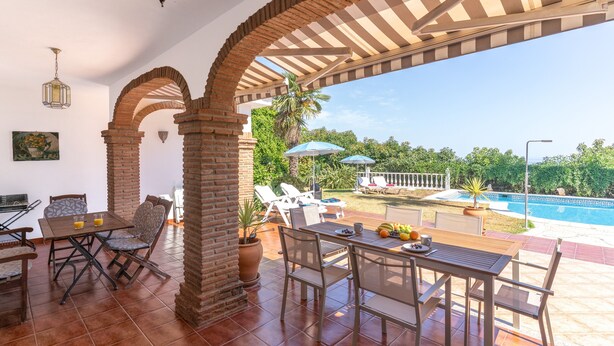 Eine Außenpatio mit Pool, Essbereich und Liegestühlen.